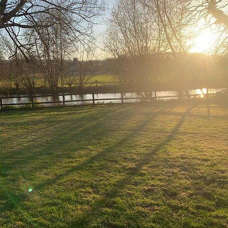 Wilton  The Swan Inn Salisbury מראה חיצוני תמונה
